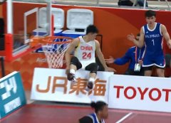 精神可嘉！崔永熙奋力救球 人飞到场边广告牌后面