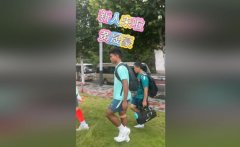黄晟豪加入国足备战训练，他与戴伟浚粤语普通话无缝衔接交流