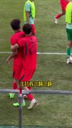 王钰栋怒火中烧！被毛伟杰搂住，博主场边不断吼“王钰栋冷静