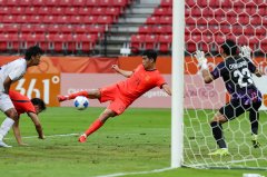 带刀后卫！彭啸抢点射门造成对手乌龙，U23国足补时1-0领先泰国