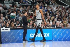 喊下暂停后文班进三分！米奇：他似乎在找人传球 当时没时间多